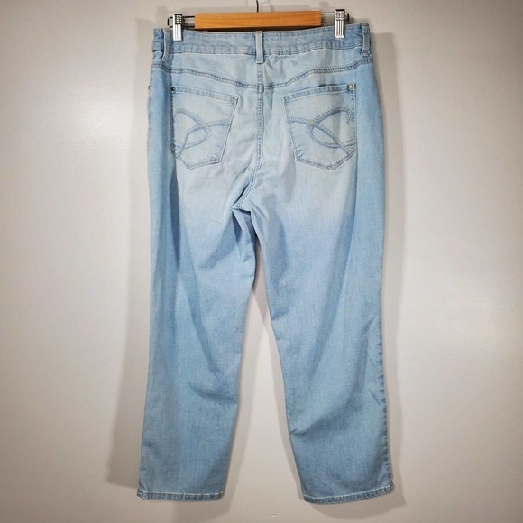 Chico's Platinum Crop Straight Leg Jeans Light Wash Blue Size .5 / Small - Picture 4 of 13